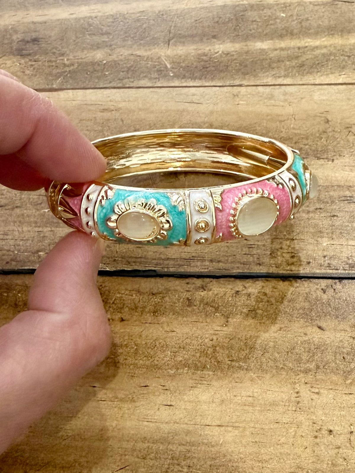 Vintage style hinged bangle bracelet