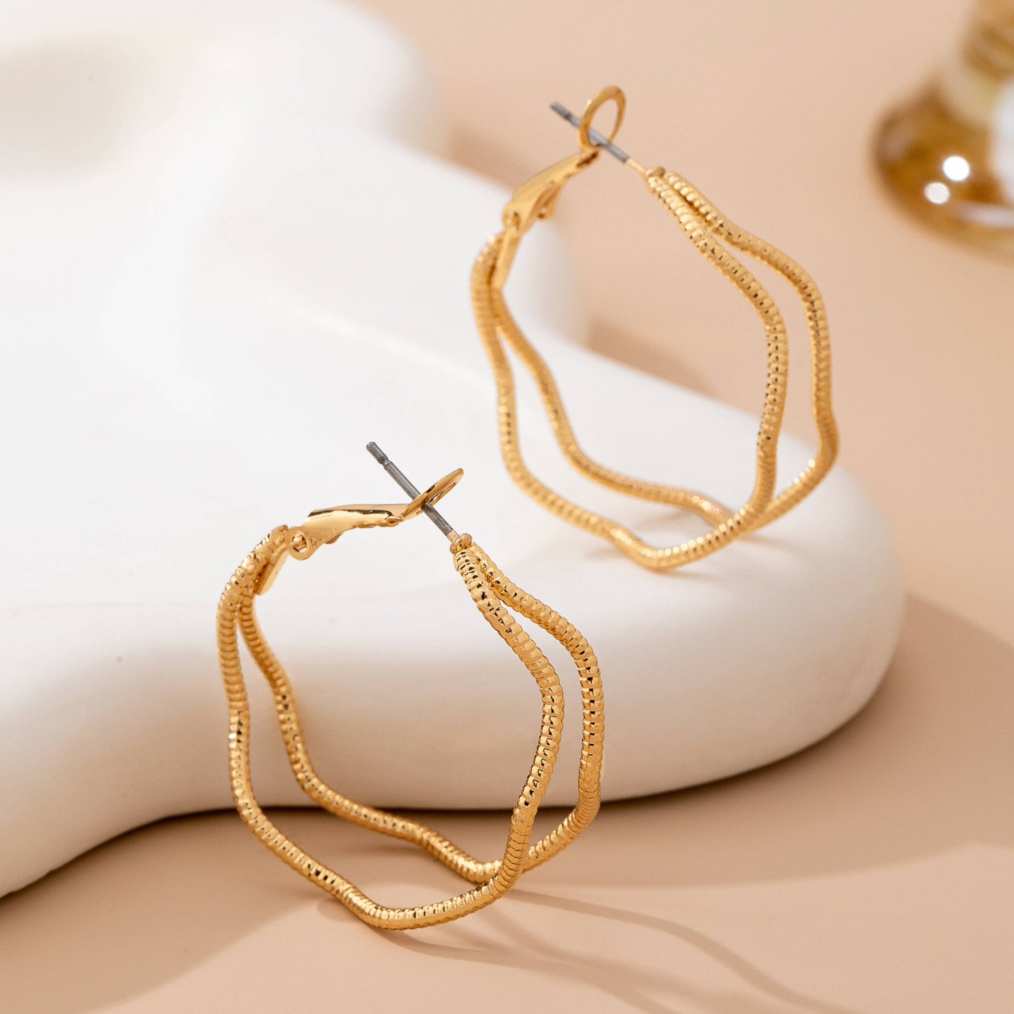 Textured Wavy Gold Hoop Earrings | 80E61896