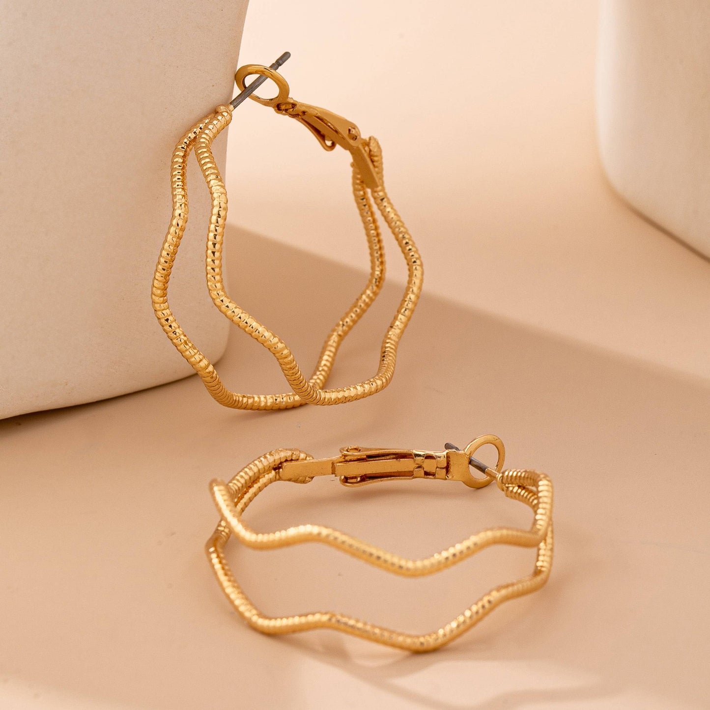 Textured Wavy Gold Hoop Earrings | 80E61896