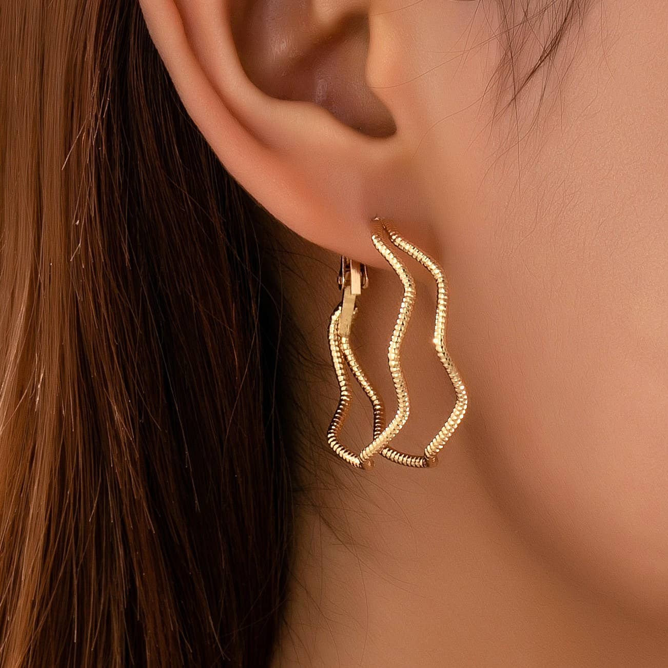 Textured Wavy Gold Hoop Earrings | 80E61896