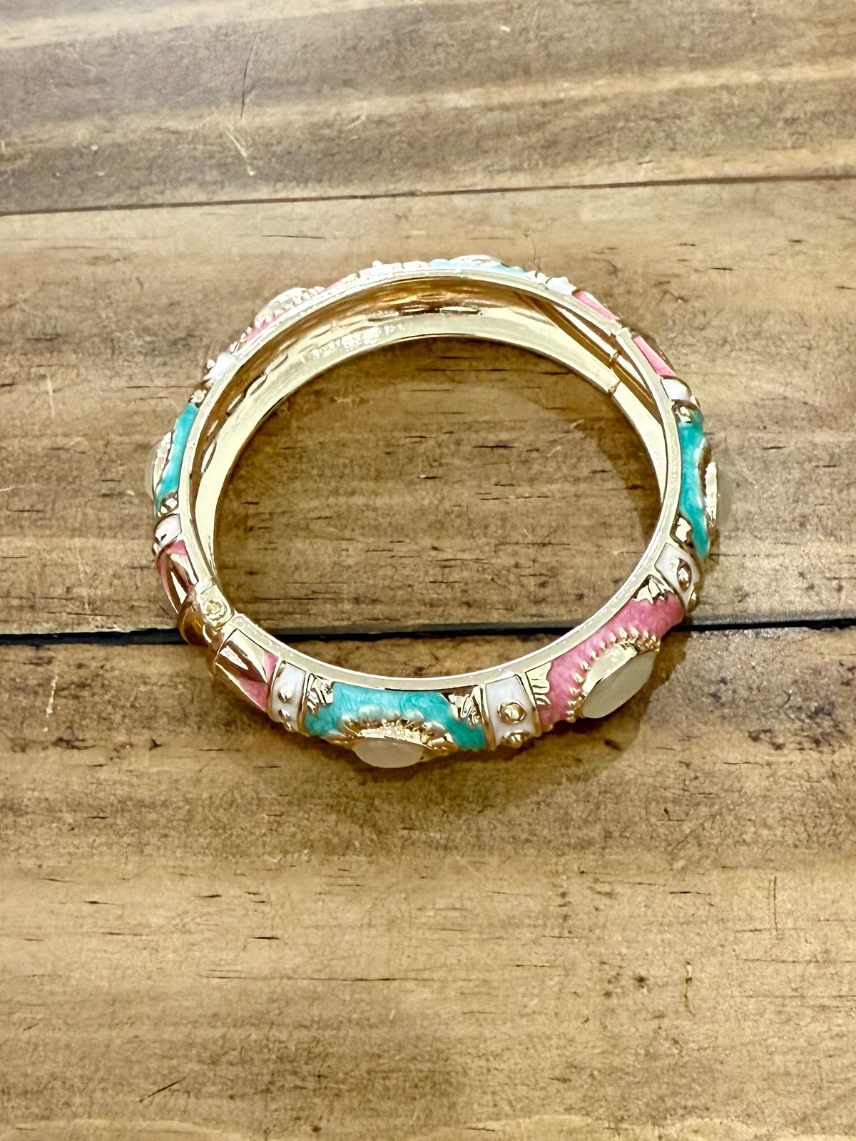 Vintage style hinged bangle bracelet