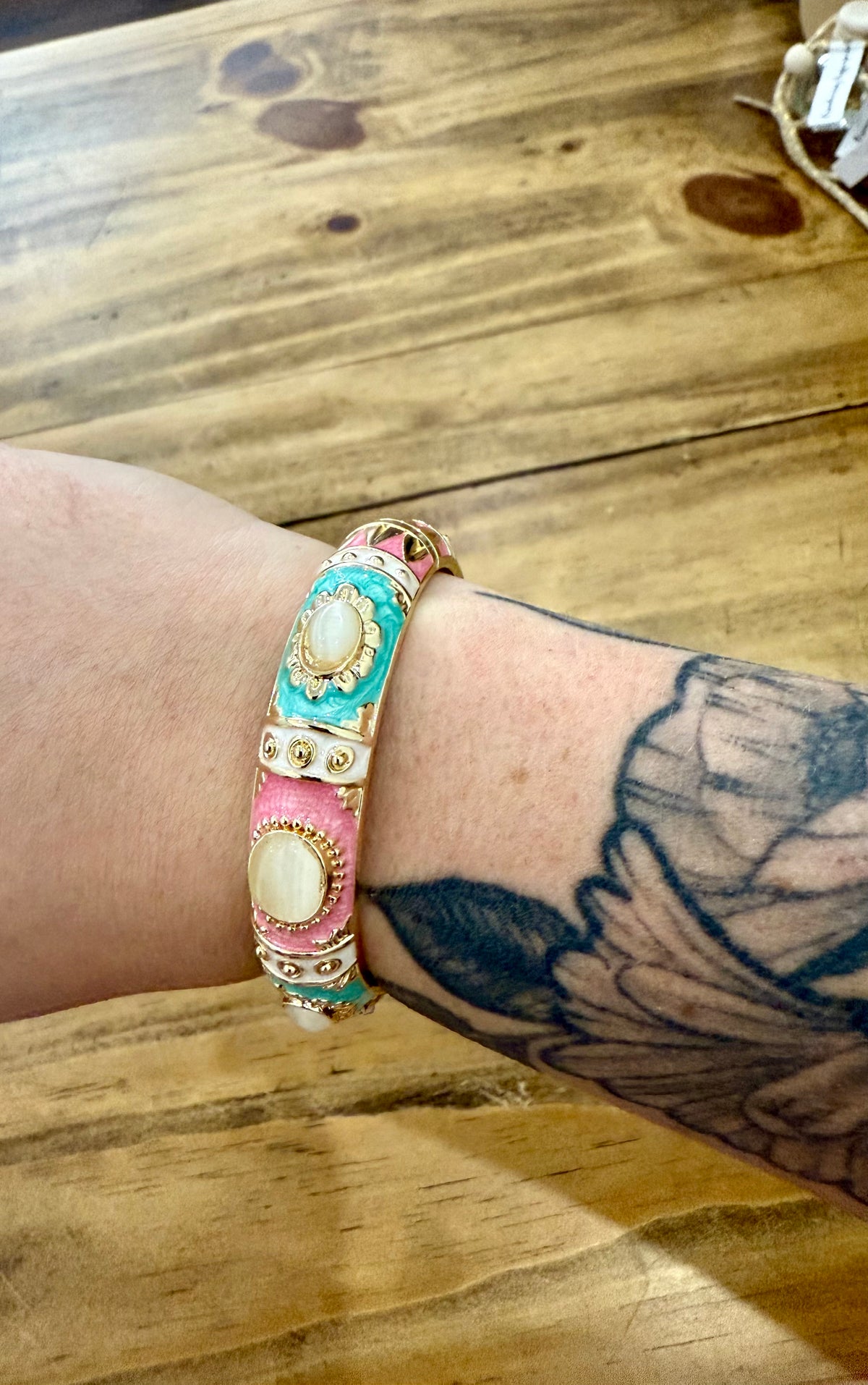 Vintage style hinged bangle bracelet