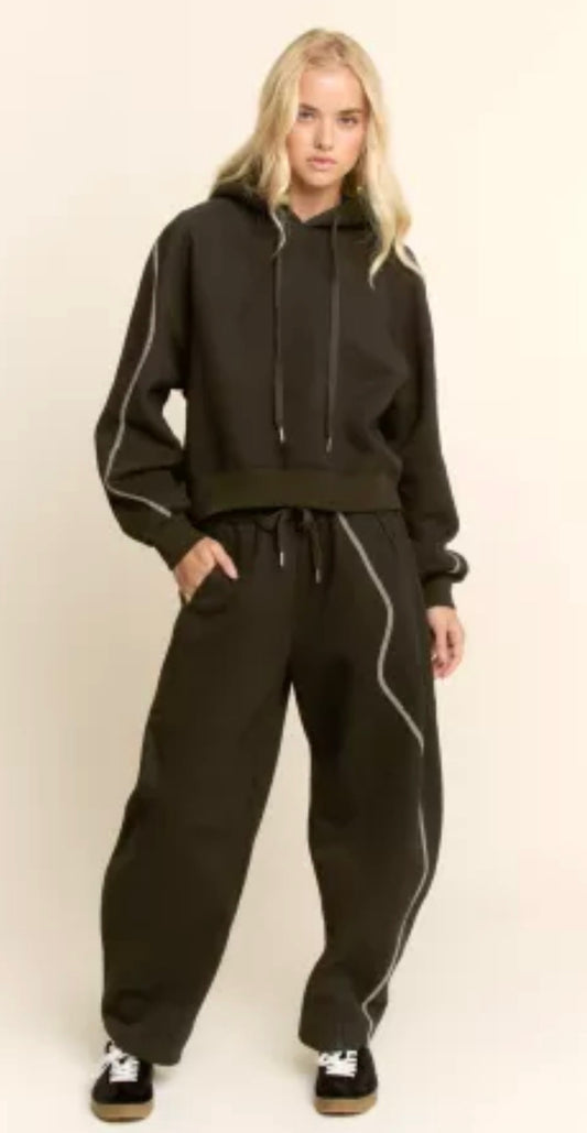 Black set white stripe