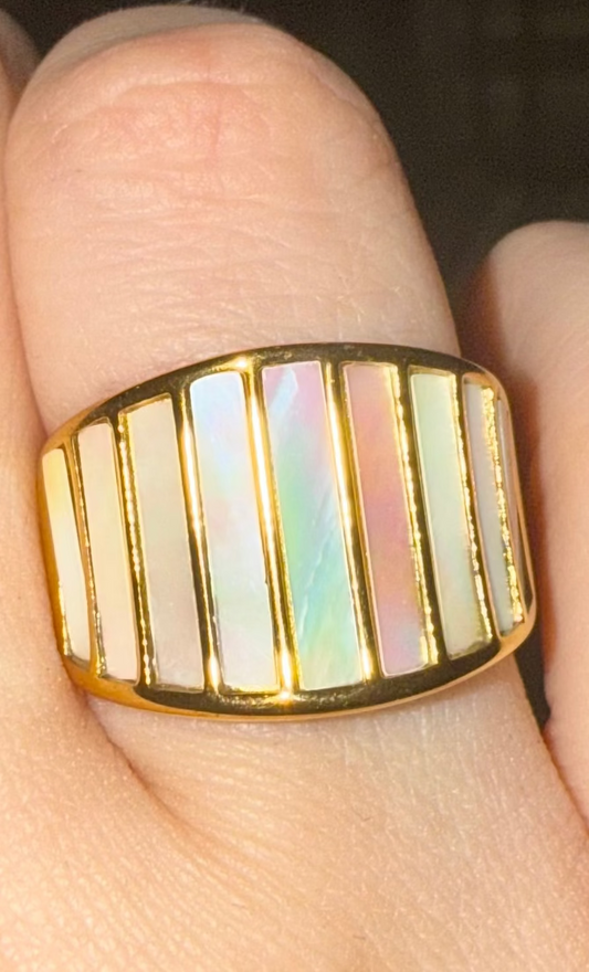 Luxe gold iridescent stone ring