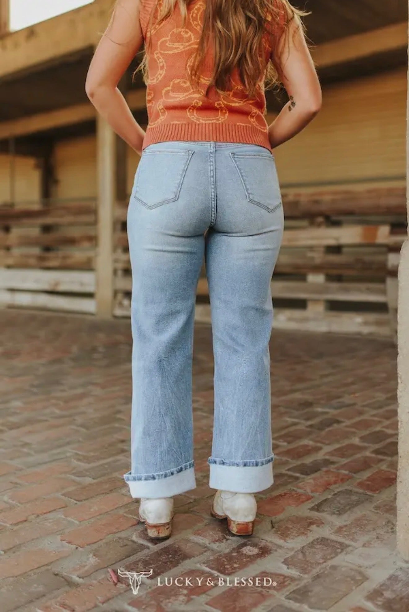 Light wash cuffed straight jeans  ￼