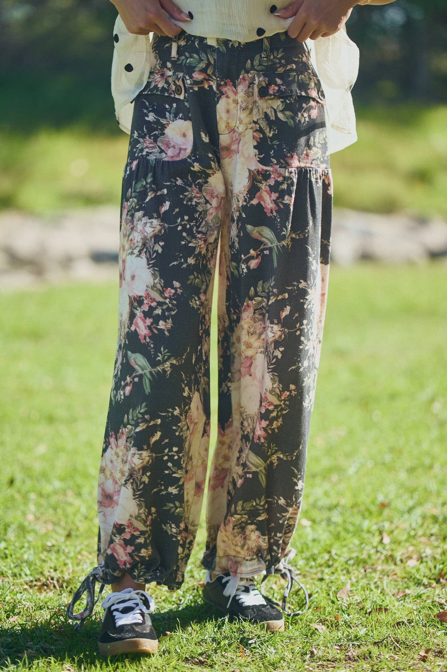 PLUS FLORAL PRINT DENIM WIDE MID HIGH WAIST PANT